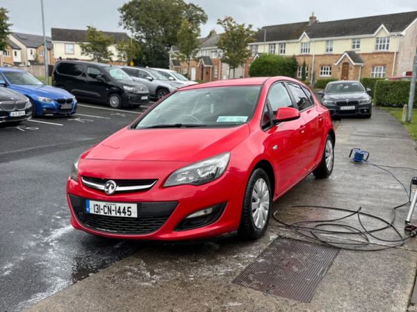 Vauxhall Astra Hatchback, Diesel, 2013, Red