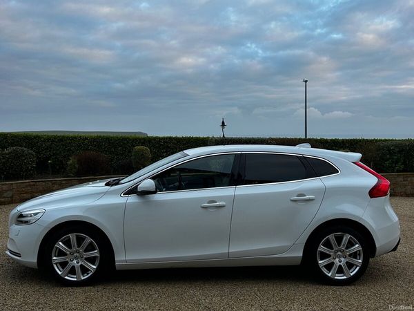 Volvo V40 Hatchback, Diesel, 2018, White