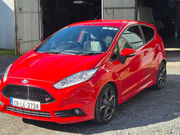Ford Fiesta Hatchback, Petrol, 2013, Red