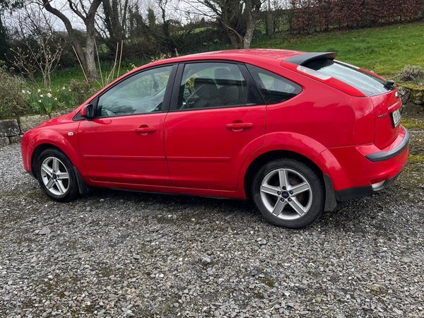 Ford Focus Hatchback, Petrol, 2008, Red