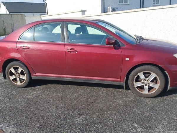 Toyota Avensis Saloon, Petrol, 2005, Red
