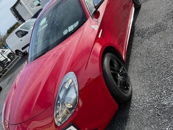Alfa Romeo Giulietta Hatchback, Petrol, 2014, Red