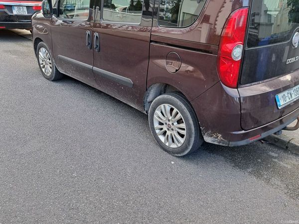 Fiat Doblo MPV, Diesel, 2010, Red