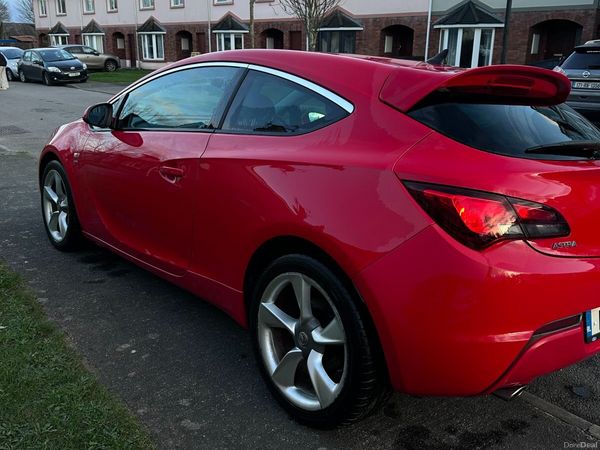 Vauxhall Astra Hatchback, Diesel, 2012, Red
