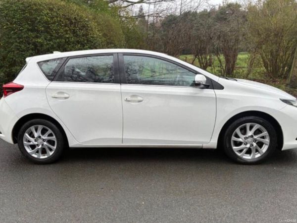 Toyota Auris Hatchback, Petrol, 2017, White