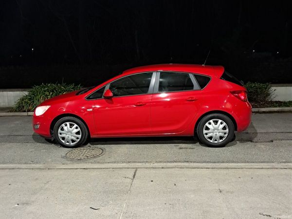 Opel Astra Hatchback, Petrol, 2012, Red