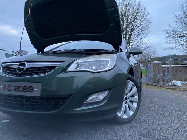 Opel Astra Hatchback, Petrol, 2011, Green