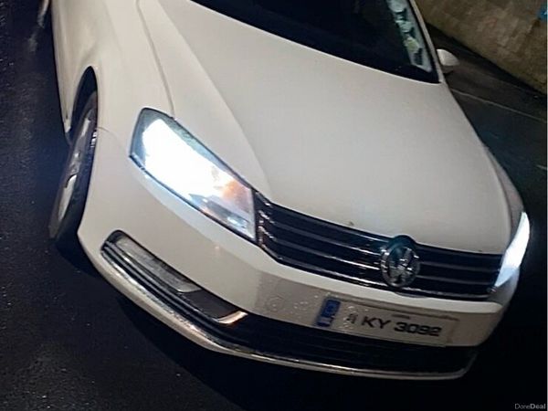 Volkswagen Passat Saloon, Diesel, 2011, White