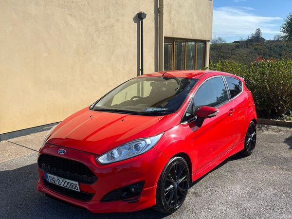 Ford Fiesta Hatchback, Petrol, 2013, Red