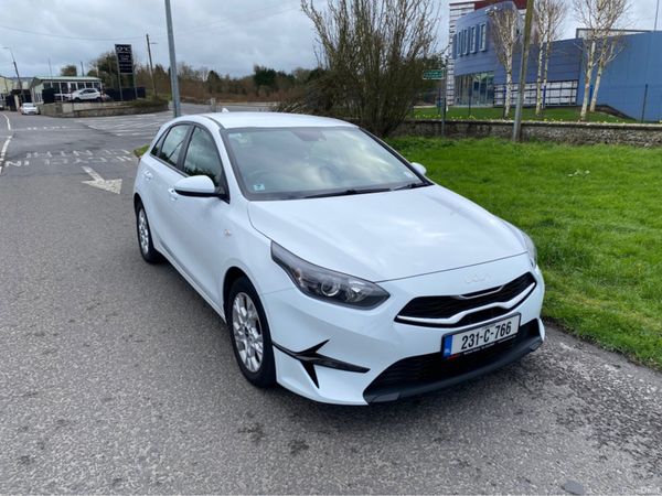 Kia Ceed Hatchback, Diesel Hybrid, 2023, White