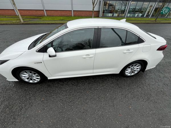 Toyota Corolla Saloon, Petrol Hybrid, 2020, White