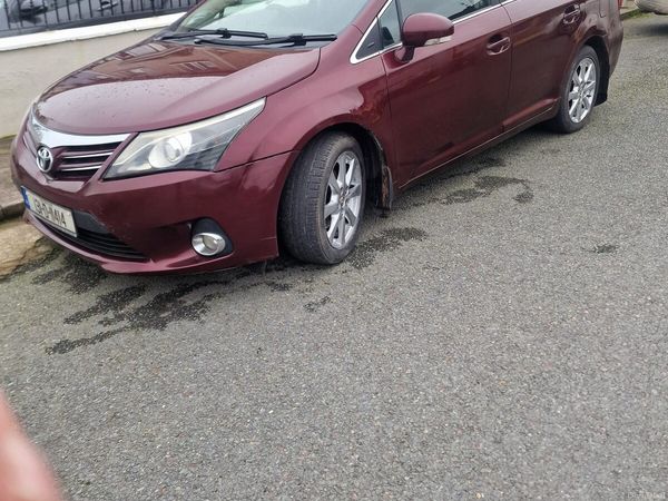 Toyota Avensis Saloon, Diesel, 2013, Red