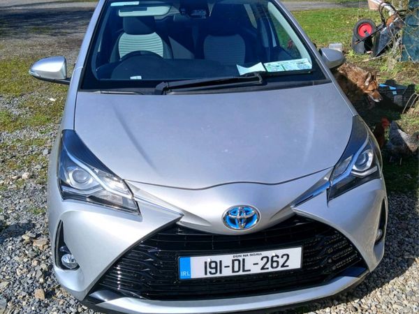Toyota Yaris MPV, Petrol Hybrid, 2019, Grey