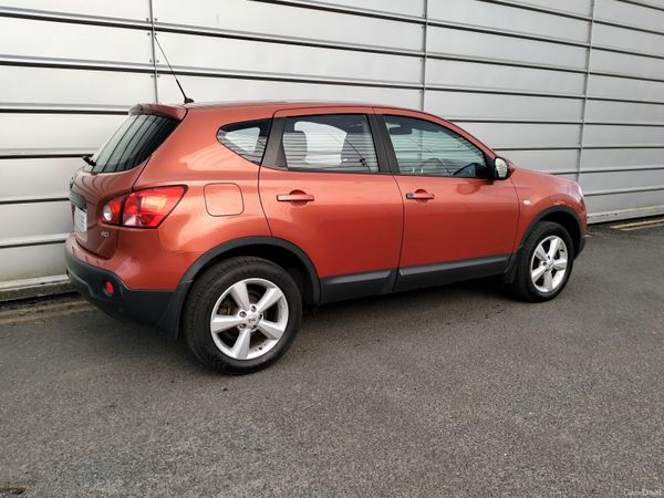 Nissan Qashqai Hatchback, Diesel, 2010, Red