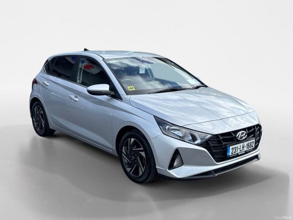 Hyundai i20 Hatchback, Petrol, 2023, Silver