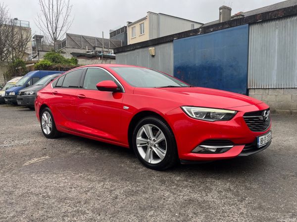 Opel Insignia Hatchback, Diesel, 2018, Red