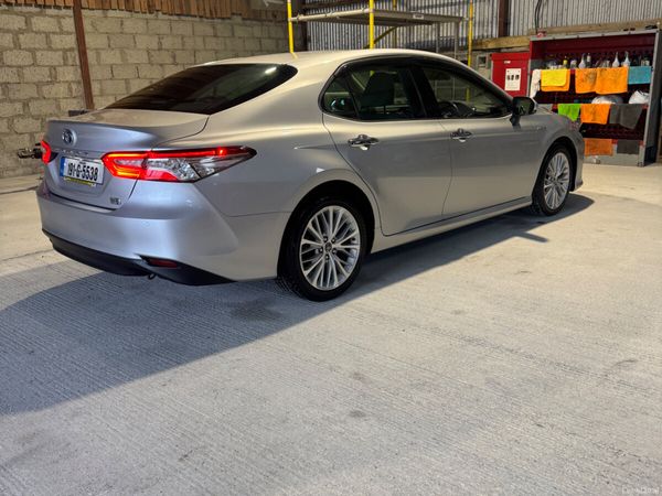 Toyota Camry Saloon, Petrol Hybrid, 2019, Silver