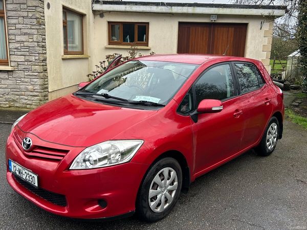 Toyota Auris Hatchback, Petrol, 2012, Red