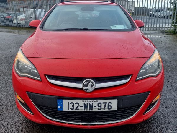 Vauxhall Astra Hatchback, Petrol, 2013, Red