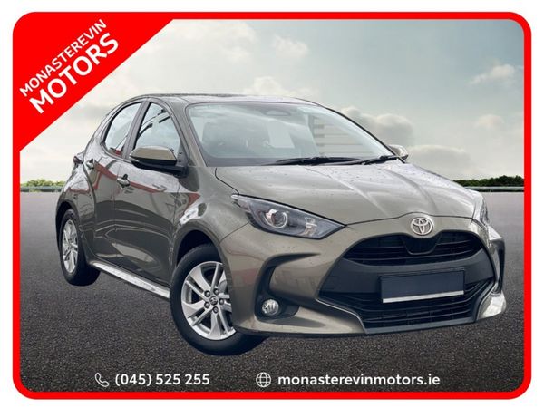 Toyota Yaris Hatchback, Petrol Hybrid, 2024, Green