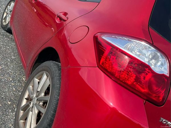 Toyota Auris Hatchback, Diesel, 2011, Red
