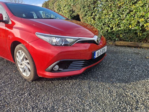 Toyota Auris MPV, Petrol, 2016, Red