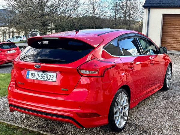 Ford Focus Hatchback, Petrol, 2015, Red