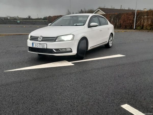 Volkswagen Passat Saloon, Diesel, 2011, White