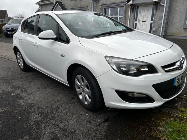 Vauxhall Astra Hatchback, Diesel, 2015, White