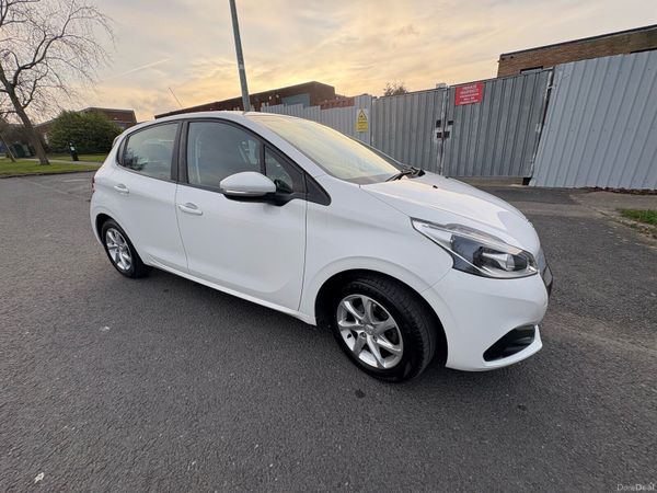 Peugeot 208 Hatchback, Petrol, 2018, White