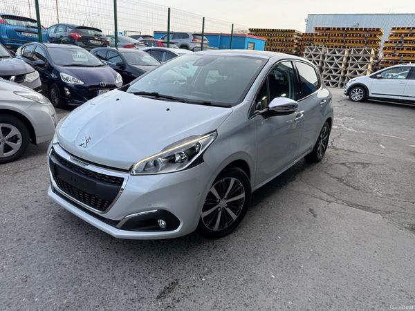 Peugeot 208 Hatchback, Petrol, 2016, White