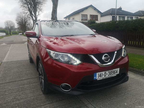 Nissan Qashqai Hatchback, Diesel, 2014, Red