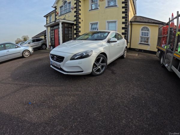Volvo V40 Hatchback, Diesel, 2016, White