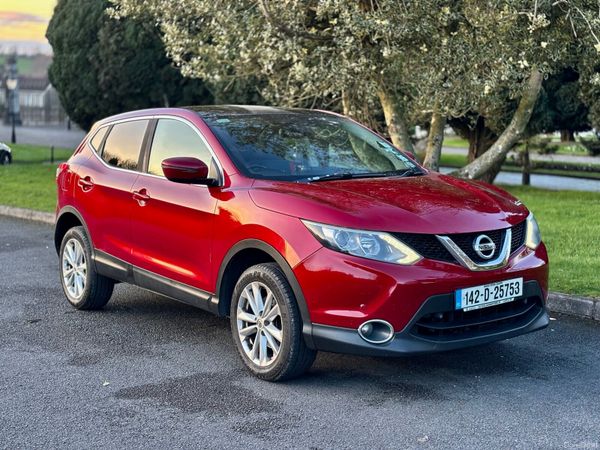 Nissan Qashqai Hatchback, Diesel, 2014, Red