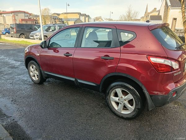 Nissan Qashqai Hatchback, Diesel, 2012, Red