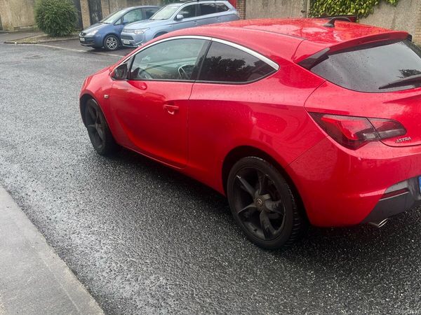 Vauxhall Astra Hatchback, Petrol, 2012, Red