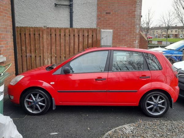 Ford Fiesta Hatchback, Petrol, 2005, Red