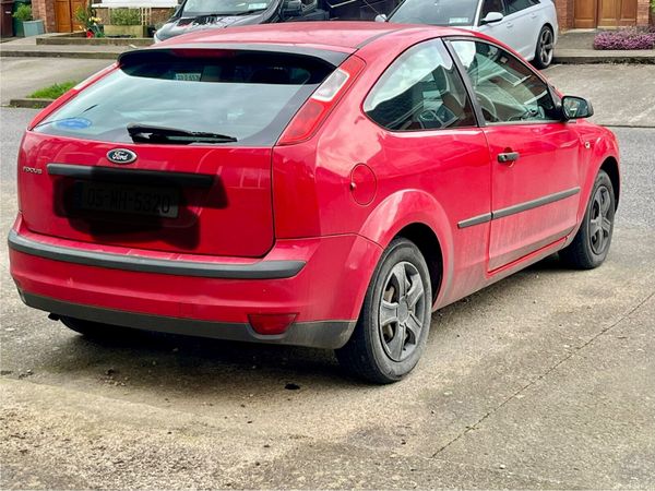 Ford Focus Hatchback, Petrol, 2005, Red