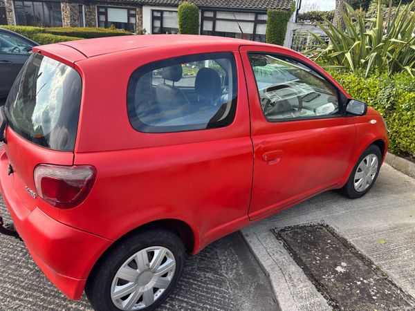 Toyota Yaris Hatchback, Petrol, 2000, Red
