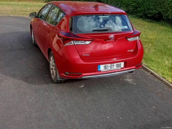 Toyota Auris Hatchback, Petrol, 2016, Red