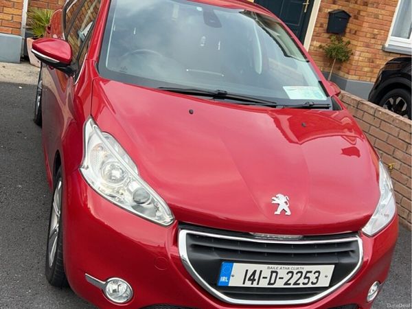 Peugeot 208 Hatchback, Petrol, 2014, Red