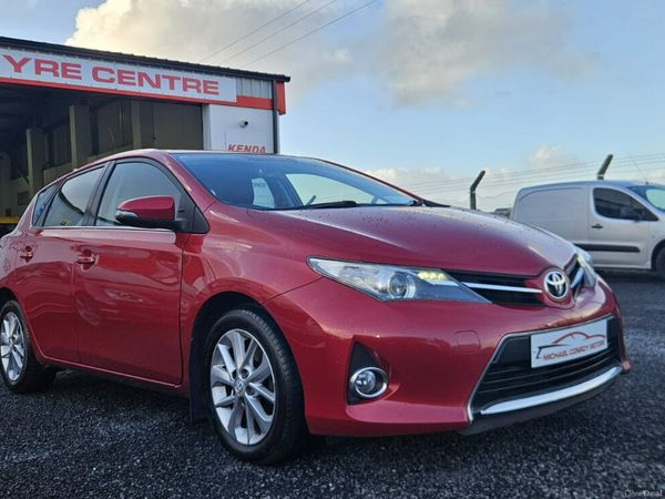 Toyota Auris Hatchback, Diesel, 2014, Red