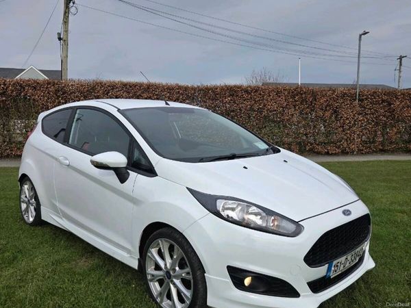 Ford Fiesta Hatchback, Petrol, 2015, White