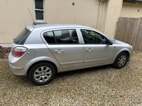 Opel Astra Hatchback, Petrol, 2006, Silver