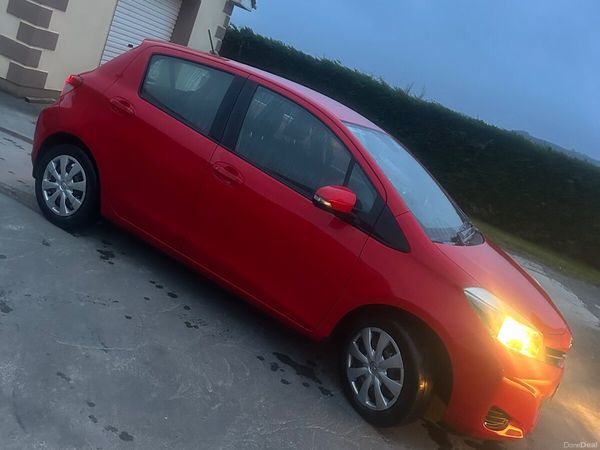 Toyota Yaris Hatchback, Petrol, 2013, Red