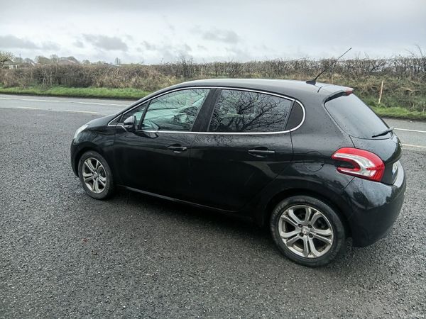 Peugeot 208 Hatchback, Diesel, 2013, Black