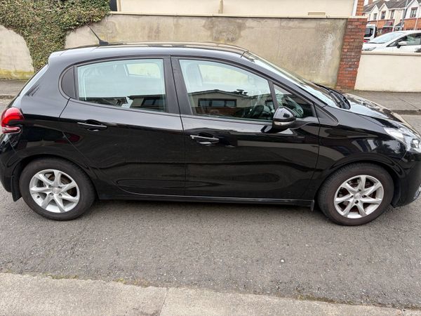 Peugeot 208 Hatchback, Petrol, 2017, Black