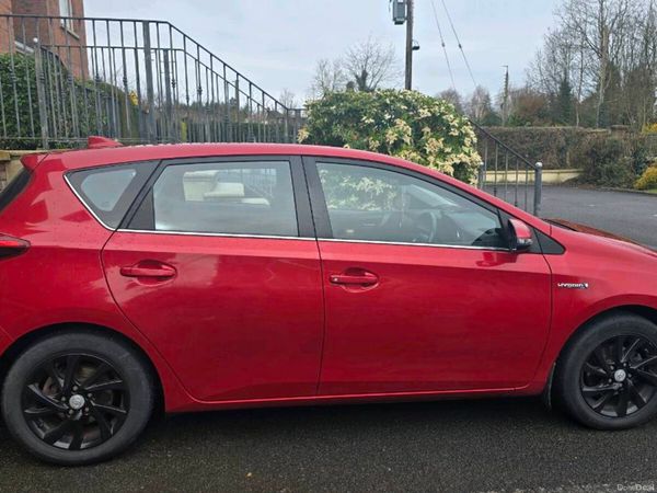 Toyota Auris MPV, Petrol Hybrid, 2016, Red