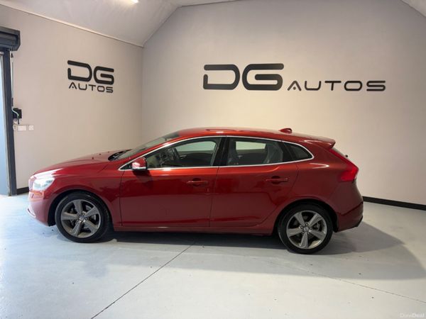 Volvo V40 Hatchback, Petrol, 2013, Red