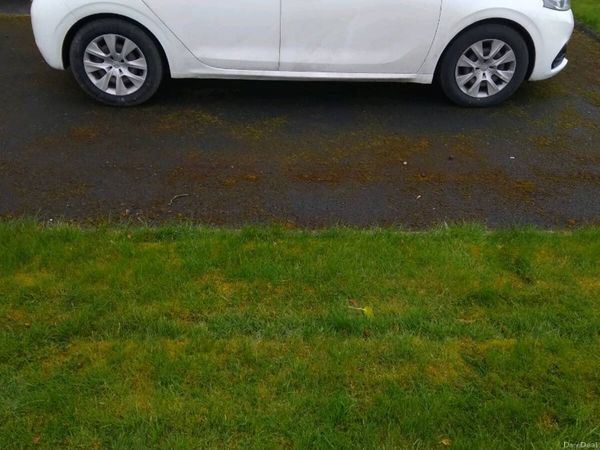 Peugeot 208 Hatchback, Petrol, 2018, White